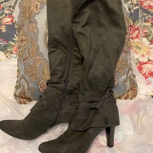 Gray Coach and Four Boots sz 7.5